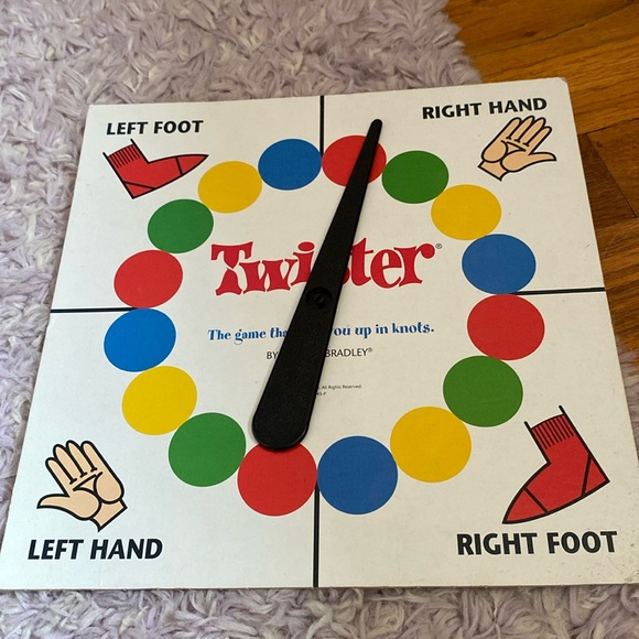 Twister game, good condition, includes twister mat and spinner - Picture 2 of 4